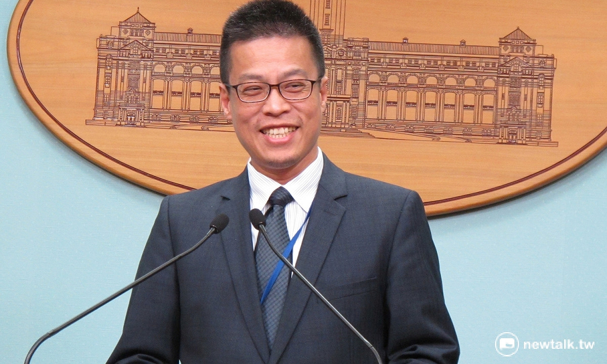 總統府發言人黃重諺21日呼籲文化總會會長劉兆玄儘速辦理交接事宜。 圖：林朝億/攝