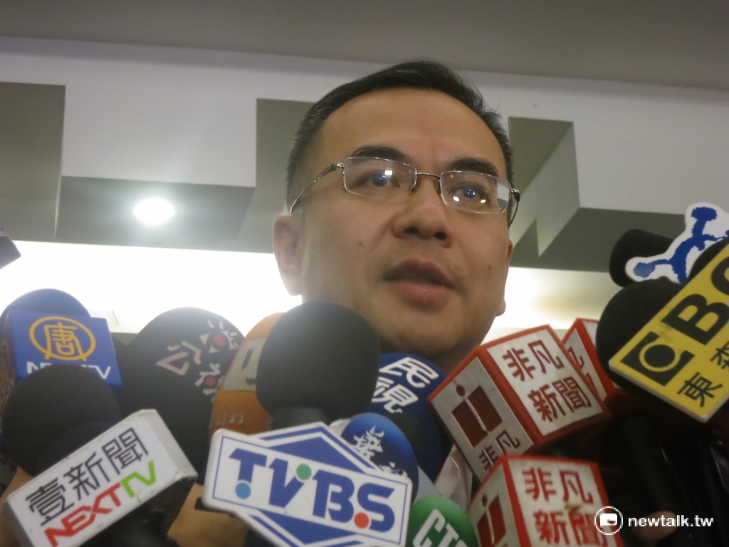 針對復興航空無預警停飛一事，民航局21日晚間召開記者會，副局長方志文表示予以譴責，也會按《民航法》規定，要求其限期改善。 圖：呂佳峻/攝
