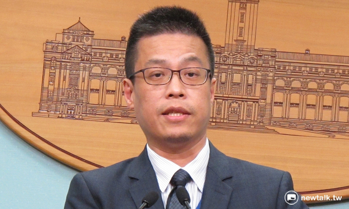 總統府發言人黃重諺21日轉述總統府執政決策協調會議結論。 圖：林朝億/攝