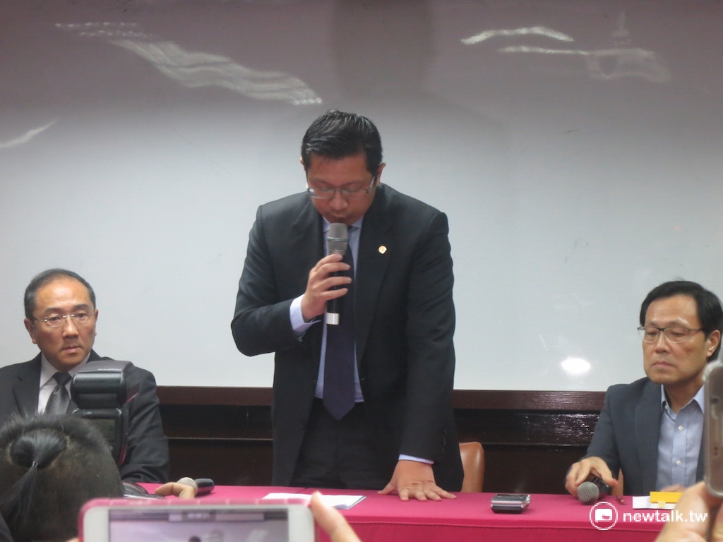 復興航空22日召開臨時董事會，通過解散決議，董事長林明昇下午召開記者會說明。 圖：呂佳峻/攝
