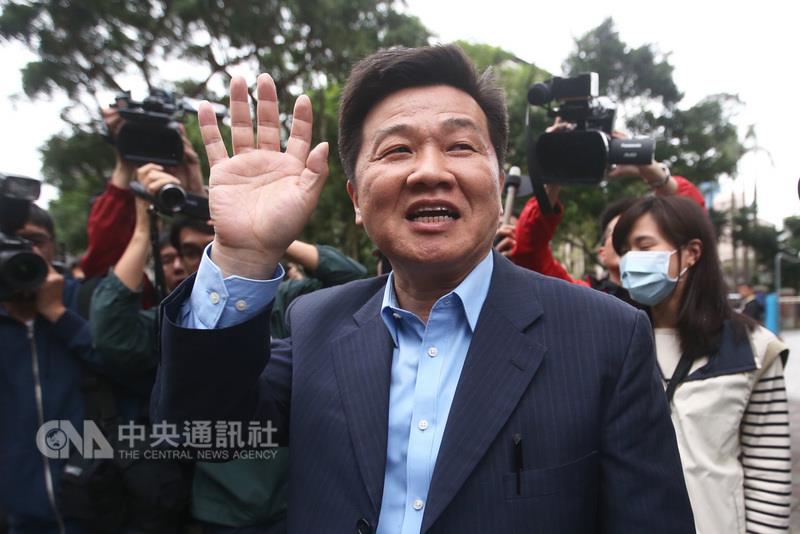 台北地檢署偵辦復興航空停飛案，22日下午3點左右，以證人身分將法務長方修忠帶回台北市調處偵訊。 圖：中央社