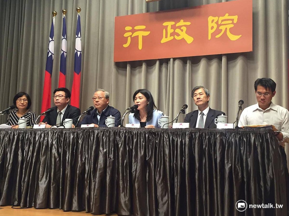 針對復興無預警解散公司，行政院22日下午緊急召開記者會，邀集各部會針對後續事宜進行相關處理報告。 圖：鄭佑漢/攝