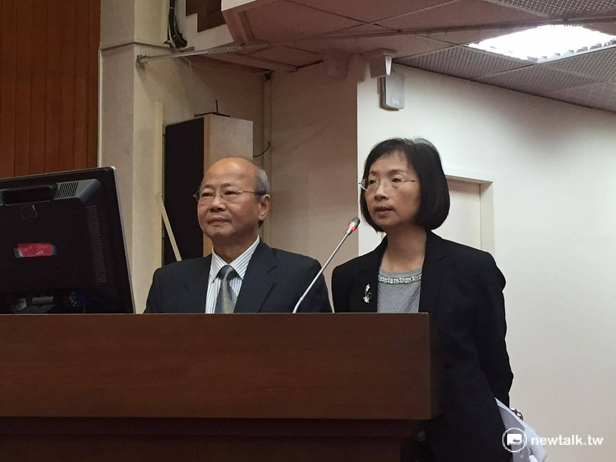針對復興航空無預警解散，金管會主委李瑞倉（左）、證期局局長王詠心(右)表示，是否涉內線交易，已掌握其內部交易名單移送檢調調查。 圖：鄭佑漢/攝