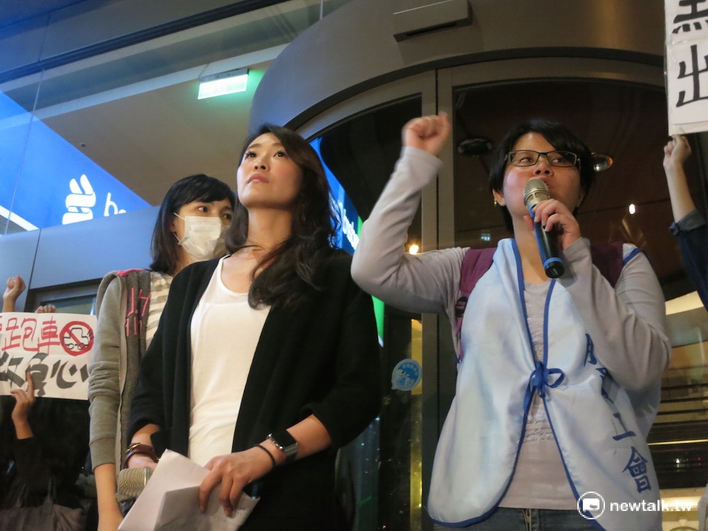 復興航空企業工會副理事長龐閔憶（左）與企業工會顧問林佳瑋（右）。 圖：呂佳峻/攝