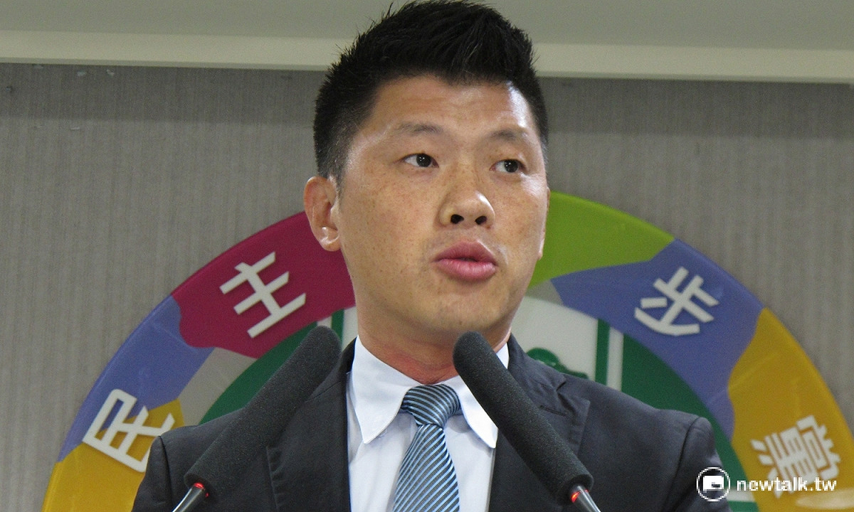 民進黨發言人王閔生23日轉述中常會進行狀況。 圖：新頭殼資料照片