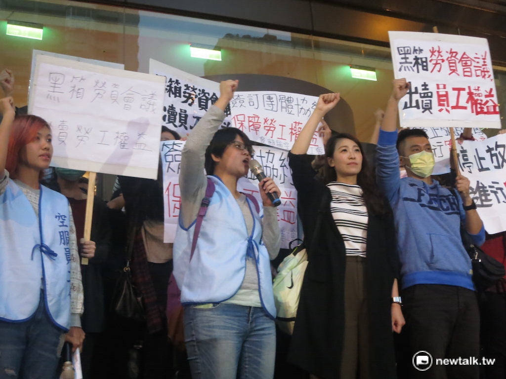 復興航空企業工會23日下午再度聚集於復興航空公司前抗議。 圖：呂佳峻/攝