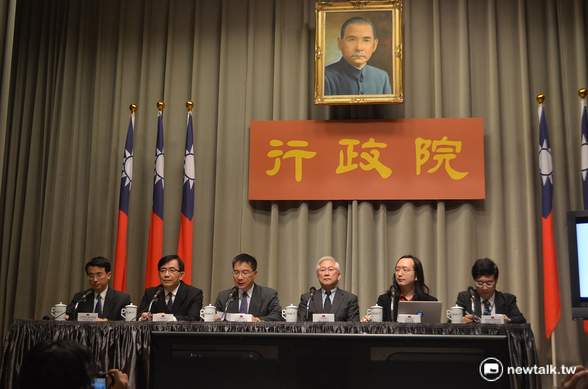 行政院24日舉行院會會後記者會，對於復興航空航線是否由華航全面接手，發言人徐國勇（左3）強勢回應，以他說的為主。 圖：柯昱安/攝