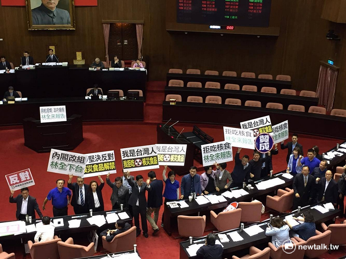針對政府擬開放日本核食進口，國民黨團25日在立法院院會中抗議。 圖：鄭佑漢/攝