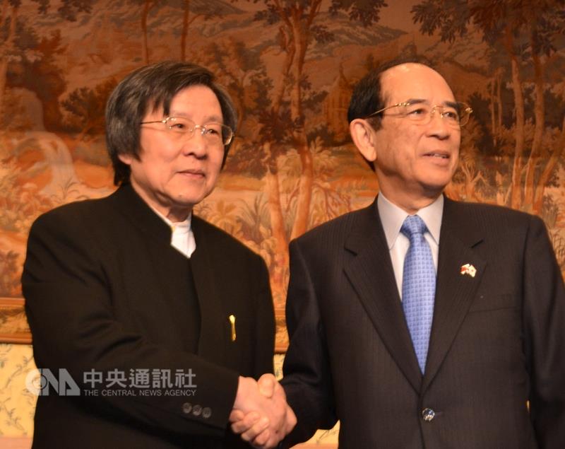 台日經貿會議29日登場，將由亞東關係協會會長邱義仁(左)及日本交流會會長大橋光夫(右)各自擔任團長，各相關部會交涉。   圖：中央社資料照片