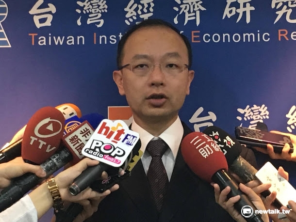 台經院景氣預測中心主任孫明德25日表示，預期明年全球市場將面臨「脫(歐)貿(易)利(率)政(治)」4隻黑天鵝，政府應留意中小企業經營，適時提供幫助。 圖：新頭殼資料照片。
