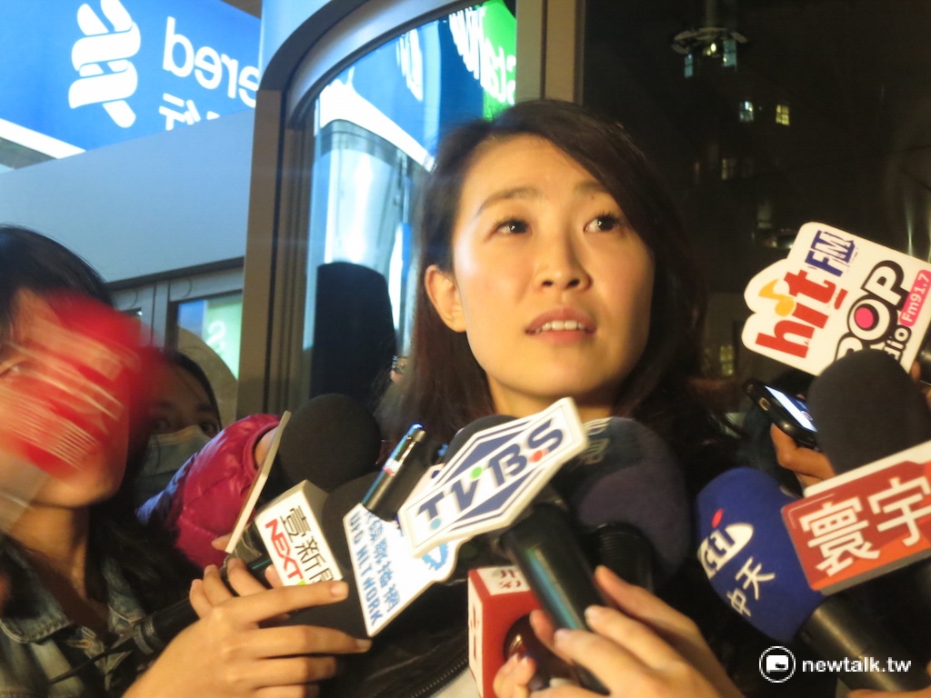 復興航空25日進行第2次勞資協商，但經過2個多小時的談判後，企業工會副理事長龎閔憶無奈表示，「平行軌道無法有交集」，宣告協商再度破局。 圖：呂佳峻/攝