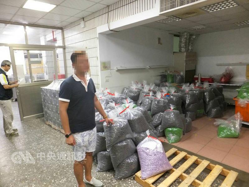 遭勒令停工的高雄市陽裕食品公司，涉違反停 工令製造漆彈偷排廢水污染鳳山溪，造成水中魚類等死 亡，被警方和環保局聯手查獲送辦，檢方25日聲押負責 人林姓男子（圖）獲准。  圖：中央社（警方提供）