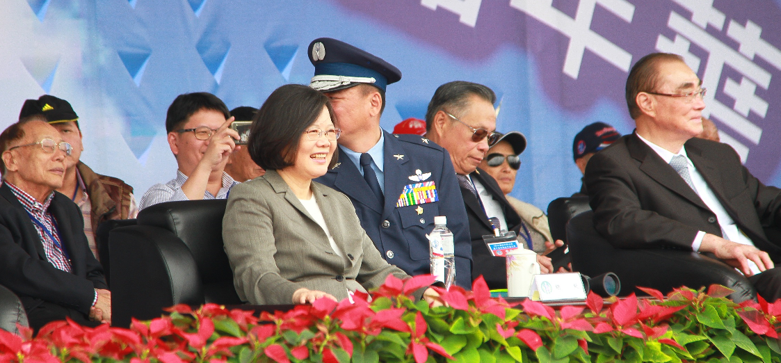 台中清泉崗空軍基地今天對外公開營區參觀，總統蔡英文在致詞中強調政府會持續推動國防改革，努力提振本土國防產業外，還大力推銷募兵制，要邀請更多人才加入國軍。 圖：台中市府提供