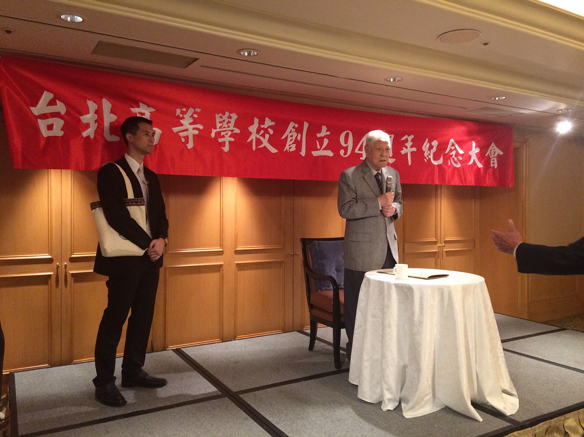 前總統李登輝參加2016台北高校同學會年會，對政府民調提出建言，他表示，執政者一定要「確立目標、堅定立場、以民為主、大膽去做」，才能讓大家安心。

 圖：台北高校同學會提供
