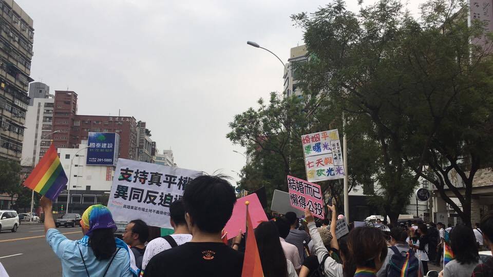 高雄同志大遊行於26日下午2點登場，民眾拿著彩虹旗，高舉「結婚而已，懶得公投」、「我要成家，不要拆我家！」的標語表達訴求。 圖：黃韋詮/攝