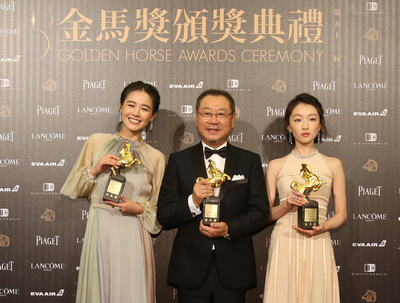金馬獎男主角獎得主范偉(中)、女主角獎得主馬思純(左)、周冬雨(右)合影。 圖：中央社