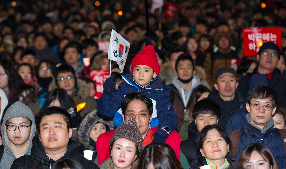 韓國總統朴槿惠因醜聞纏身，許多民眾冒著風雪走上街頭抗議。 圖：達志影像/美聯社資料照片
