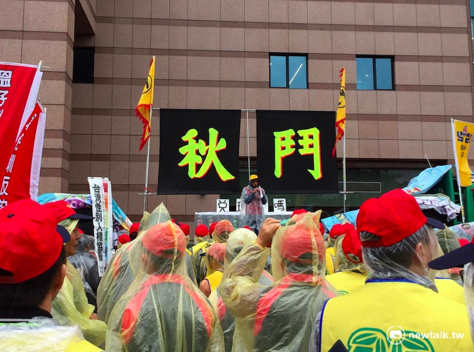 2016年秋鬥登場，超過50多個團體、近500人到場聲援。 圖：鄭佑漢/攝