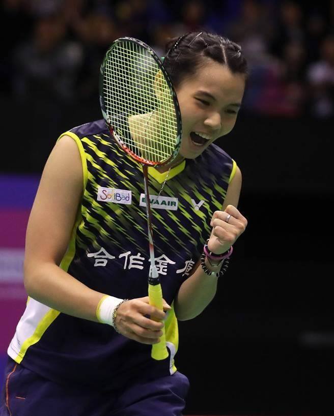 台灣羽球選手戴資穎26日下午於香港羽球超級系列賽中奪得冠軍，積分排名擠下西班牙選手馬琳，成為世界第一的「球后」。 圖：翻攝自戴資穎臉書