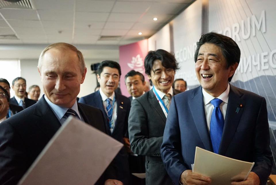 日本首相安倍晉三（右）將與俄羅斯總統普亭（左）12月在日本山口縣舉行會談，討論北方四島主權問題。 圖：翻攝安倍晉三臉書