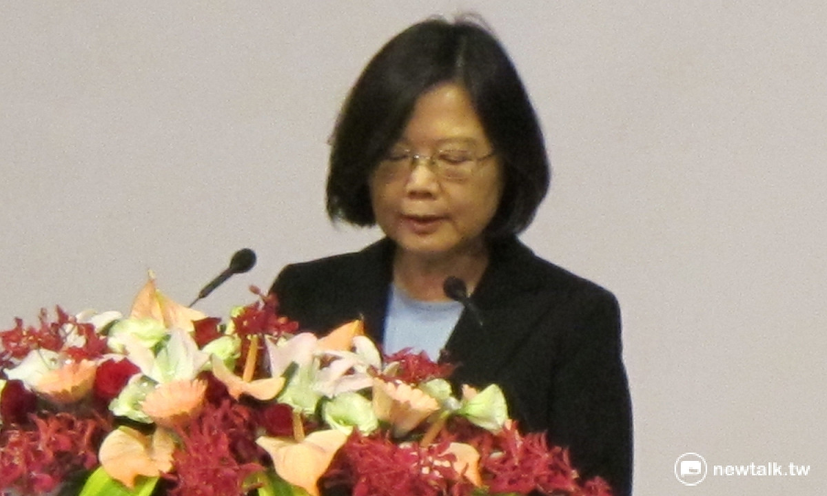 對於同性婚姻合法化到底應該修改民法或另立專法，總統蔡英文28日出席總統創新獎國際創新論壇時，沒有回應相關提問。 圖：林朝億/攝