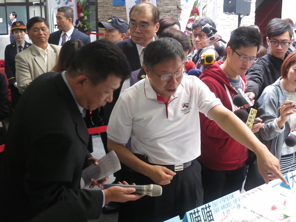 台北市長柯文哲聽取警察局簡報，認識各類新興毒品。 圖：呂佳峻/攝