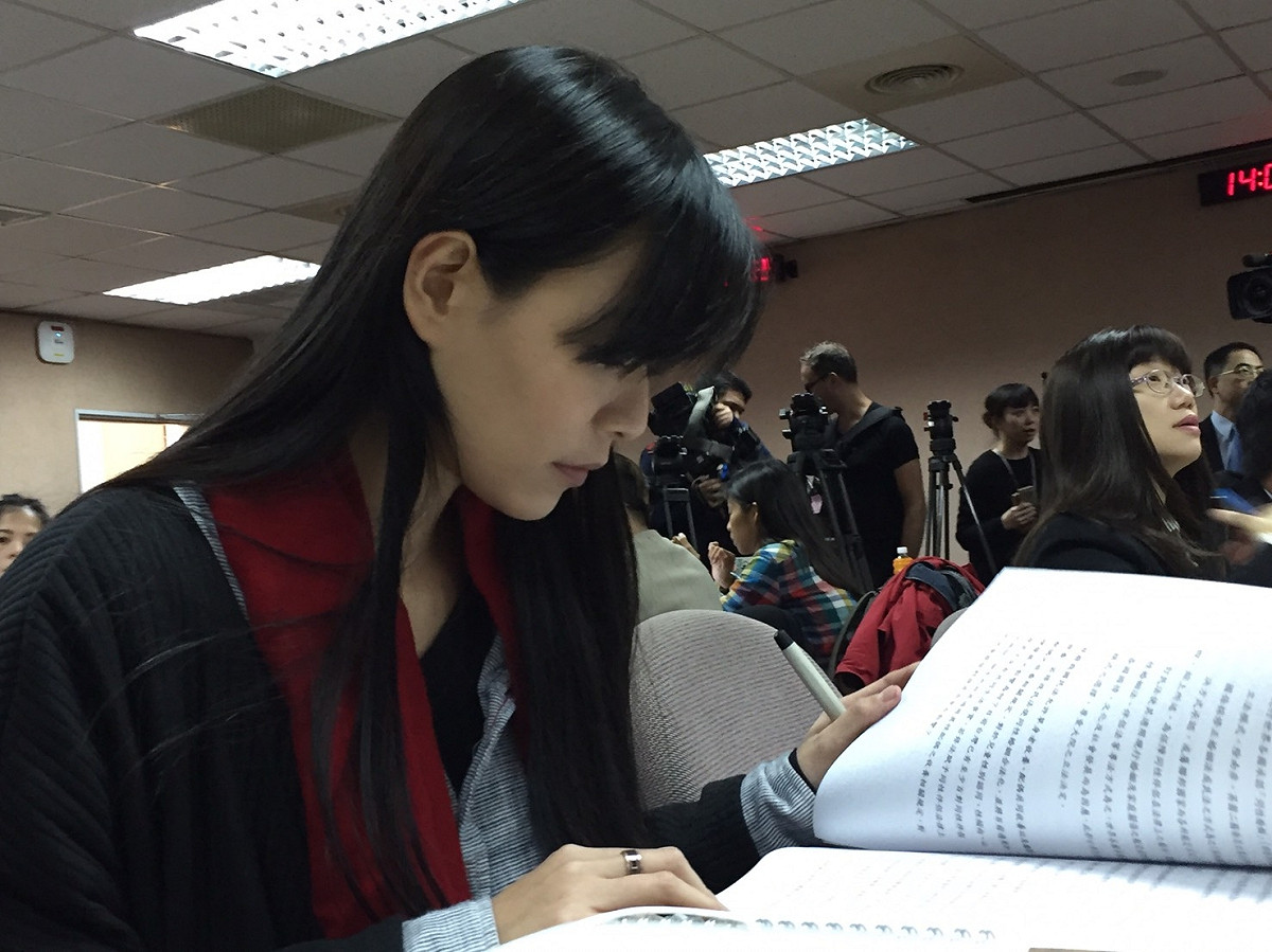 張懸28日現身婚姻平權公聽會，她在會中強調，婚姻制度是隨著時空背景被不同定義，而《民法》是必須接受挑戰的。 圖：鄭佑漢/攝