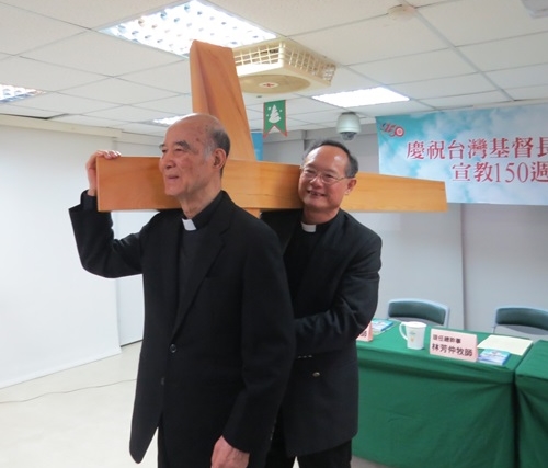 高俊明（左）以年事已大，婉拒總統府資政聘任。 圖：翻攝長老教會網站