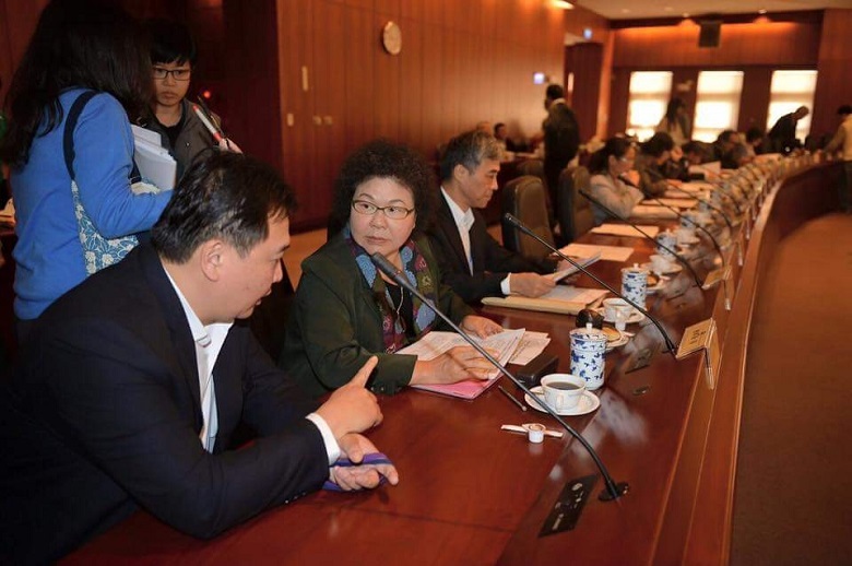 高雄市長陳菊28日親自出席國發會審查高捷兩階段延伸路竹，審查會中通過後，陳菊在臉書表述心情。 圖：翻攝自花媽臉書