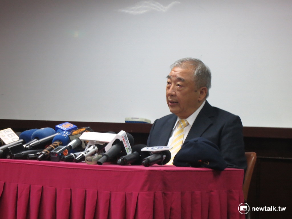 顏民航局長張國政29日上午召開記者會，表態願意接手復興航空，但並無透露其他細節。 圖：呂佳峻/攝