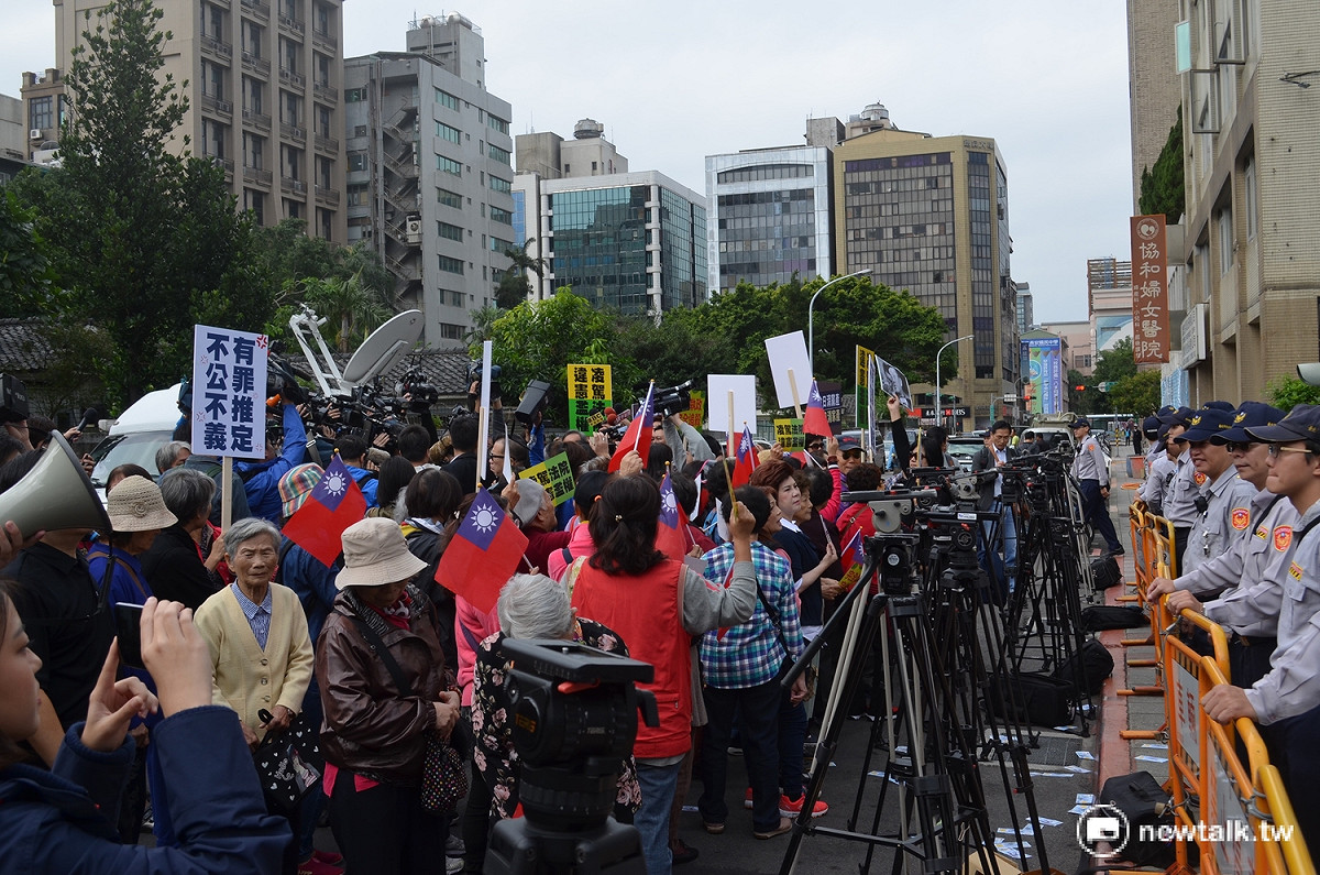 國民黨台北市黨部29日發動黨工到黨產會現場抗議，約有50名黨工赴現場響應。 圖：柯昱安/攝
