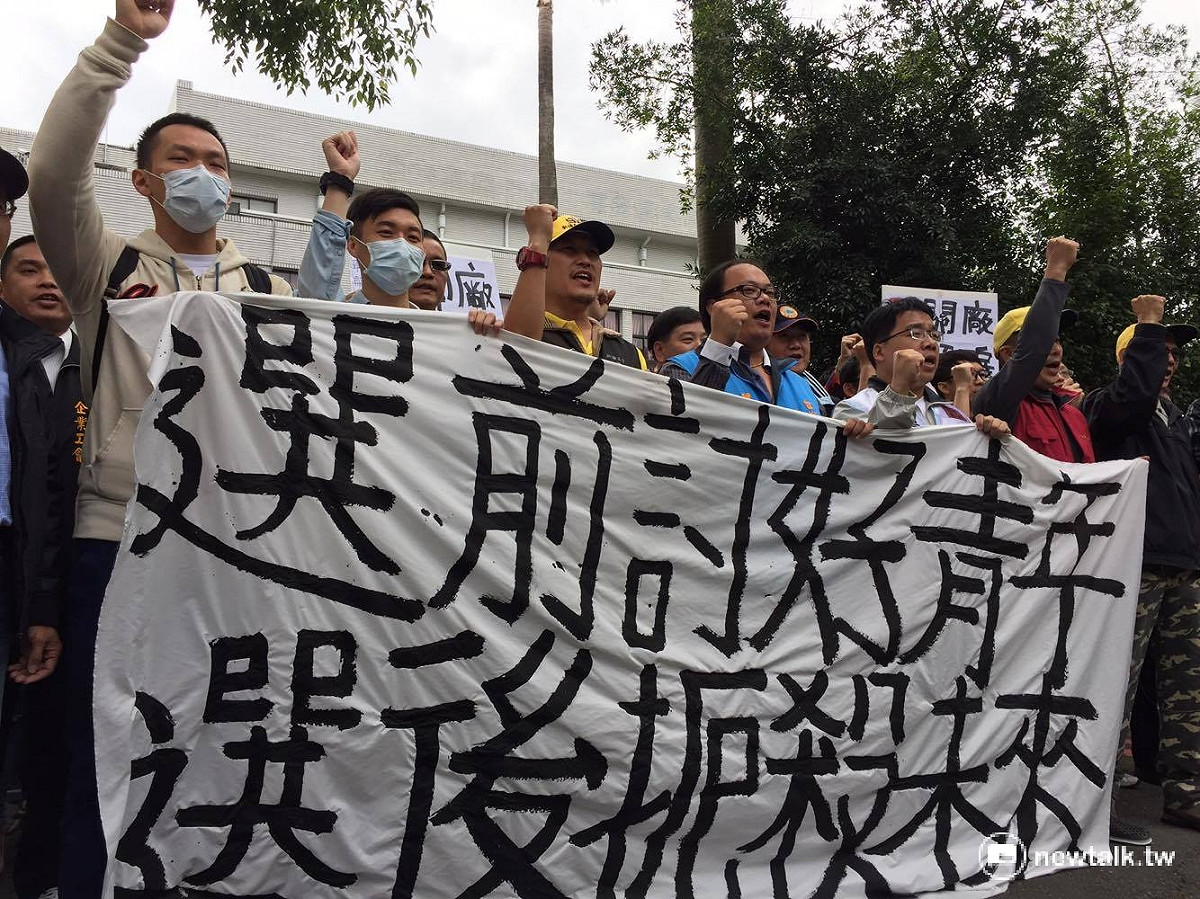 針對一例一休及國定7天假爭議，勞團29日於立法院外抗議政府砍7天國定假日。 圖：鄭佑漢/攝
