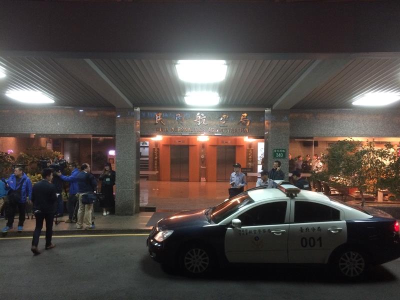 不願復興航空航權將被民航局收回，復興航空空、地勤人員29日晚間夜襲民航局，警方接獲訊息派員到場戒備。  圖：中央社