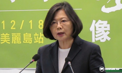 蔡英文表示，當年美麗島事件最重要的符號就是「火把」，是這次影像展的主視覺。「火把」可以點亮黑暗，可以讓人傳遞。 圖：林朝億/攝