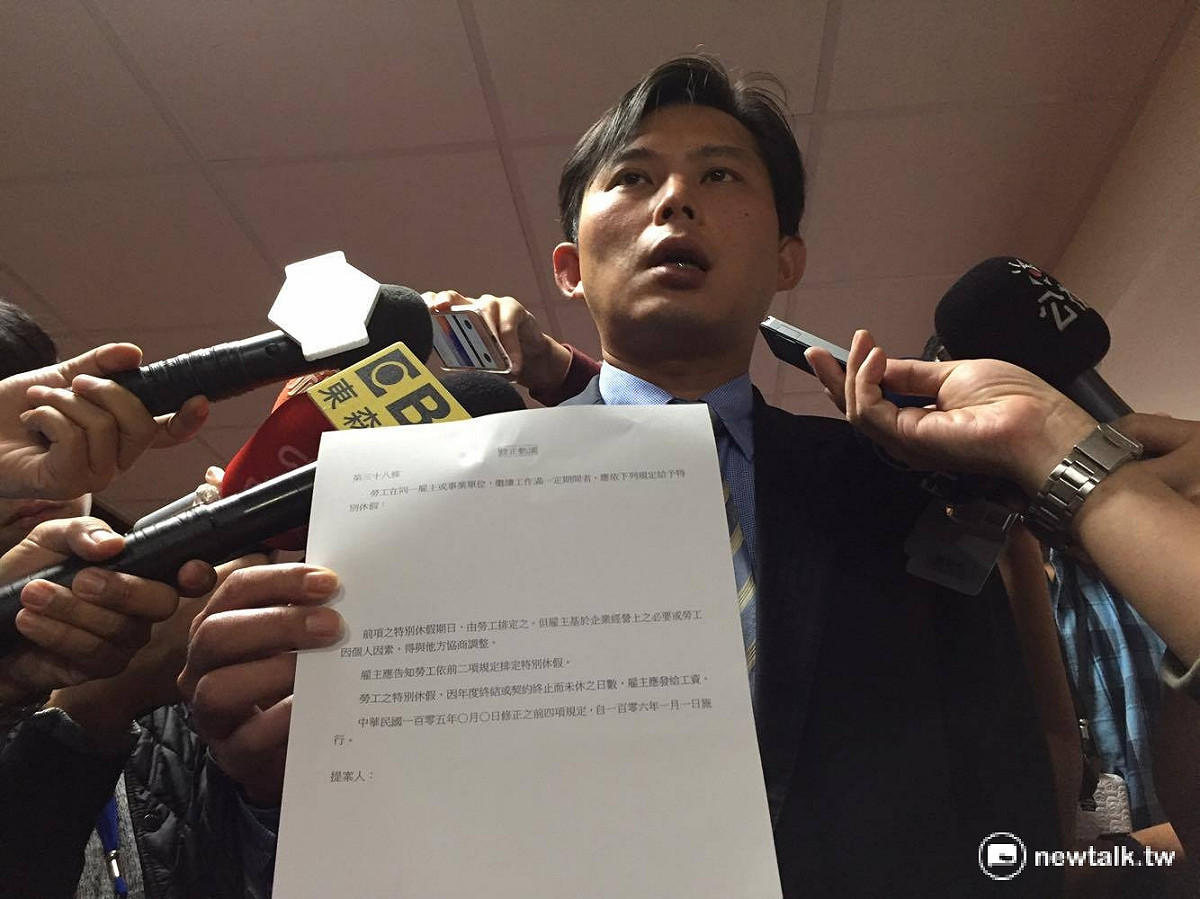 針對一例一休及國定7天假爭議，立法院30日召開朝野協商會議，不過，民進黨對於勞工特休假修法，居然在特休天數「留空白」，黃國昌痛批，民進黨提無字天書要怎麼討論？ 圖：鄭佑漢/攝