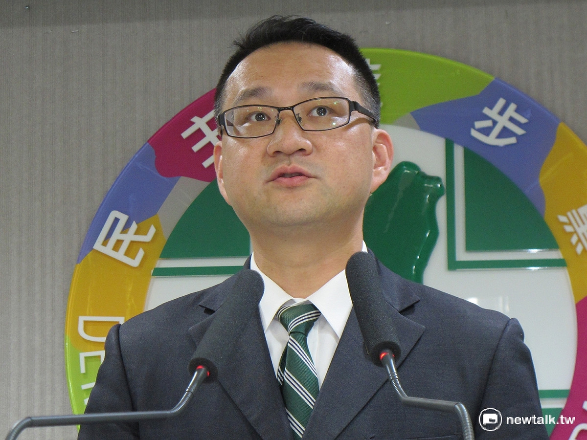 民進黨發言人阮昭雄30日轉述中常會議內容。 圖：林朝億/攝