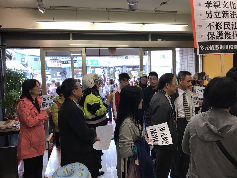 時力立委黃國昌汐止服務處30日上午被大批反同人士擁入，抗議同性婚姻修法，並要求黃國昌出面。黃國昌無奈於臉書回應，希望能找一天坐下來談。 圖：翻攝黃國昌臉書