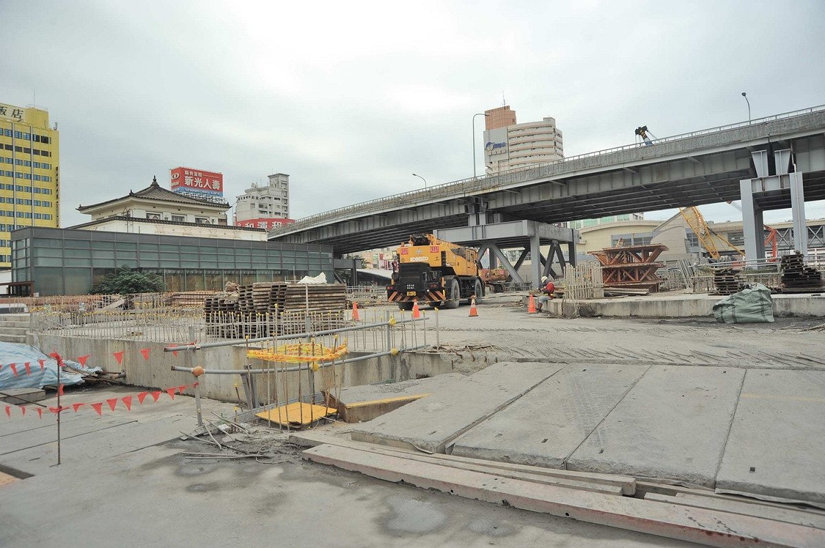 高雄鐵路地下化整體工程預定2017年底完工，但受鳳山計畫管線遷移影響，進度延誤，目前正積極趕工中。 圖：高雄市政府/提供