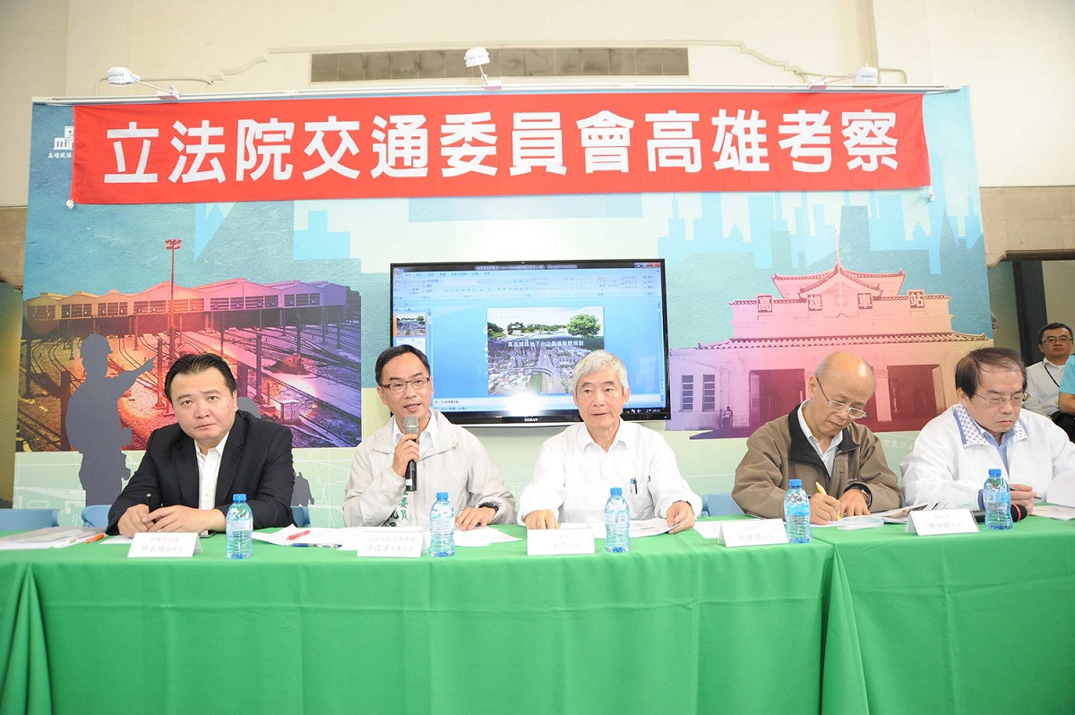 高雄市分擔鐵路地下化工程財務吃重，交通部長賀陳旦南下考察宣布利多，送百億元大禮彌補。 圖：高雄市政府