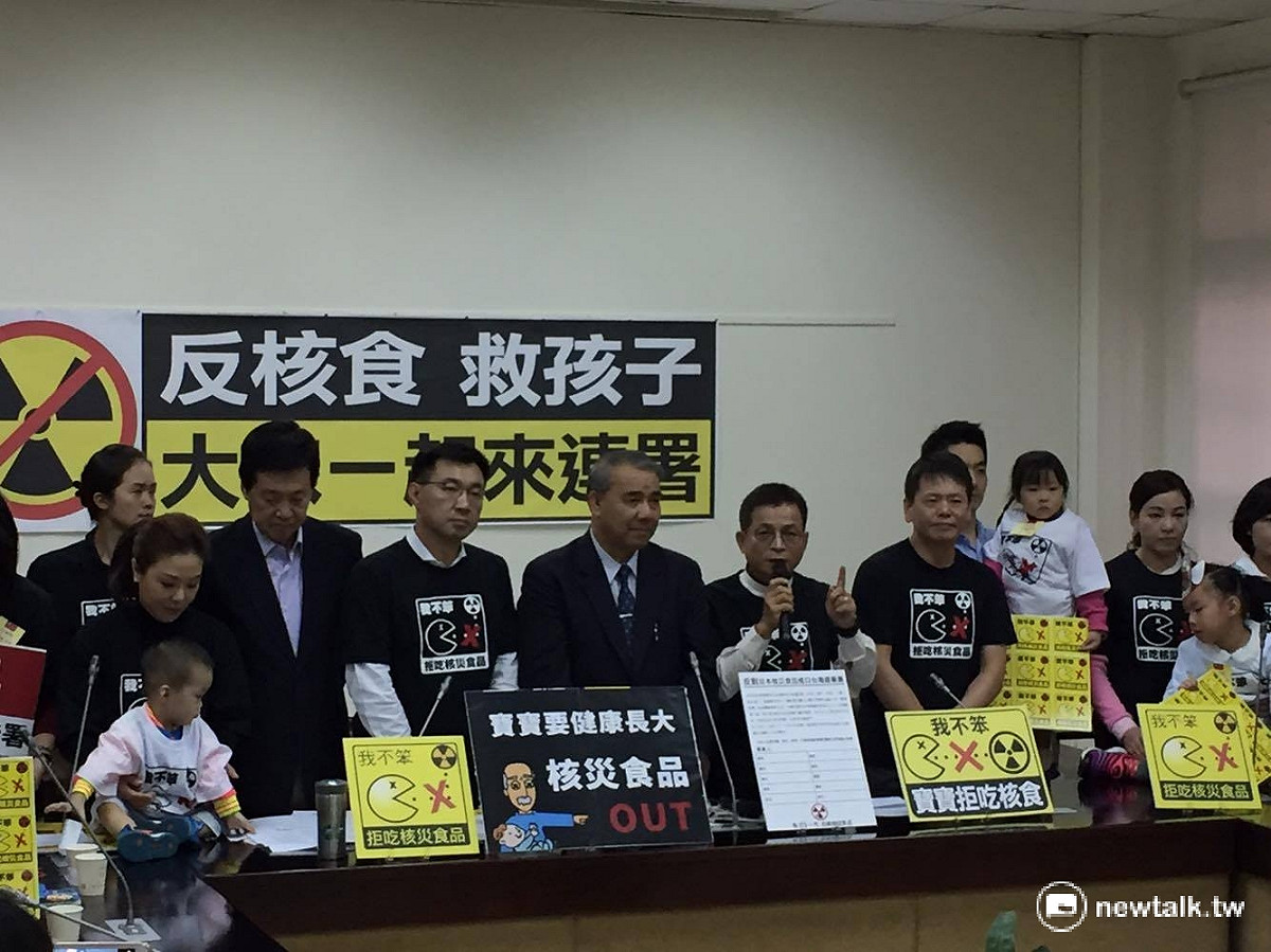 立法院國民黨團1日召開記者會表示，針對政府擬開放日本核災食品輸台政策，黨團將連署公投，「讓蔡英文知道民意在哪」。 圖：鄭佑漢/攝