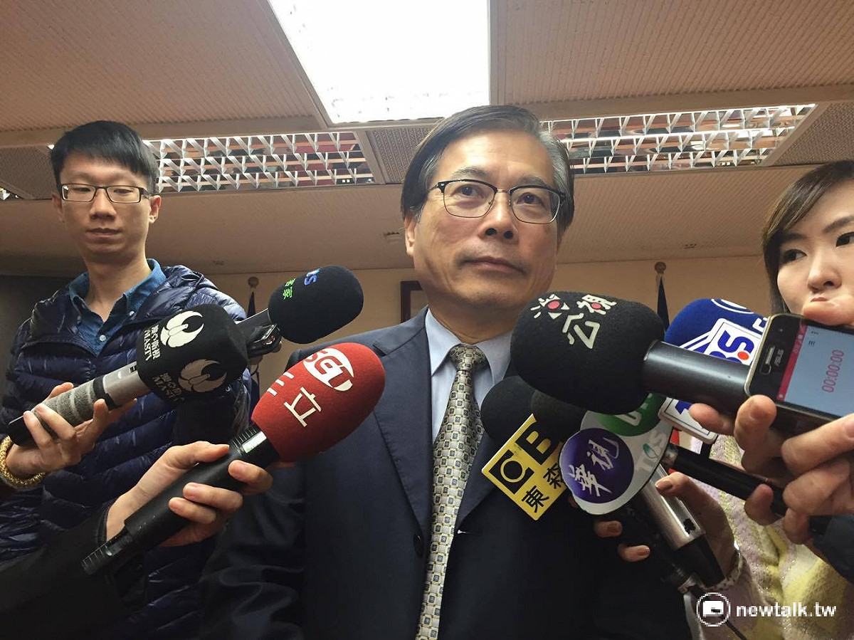 傳出成為內閣改組對象，勞動部長郭芳煜（中）表示，他會很努力做到最後一天。 圖：新頭殼資料照片