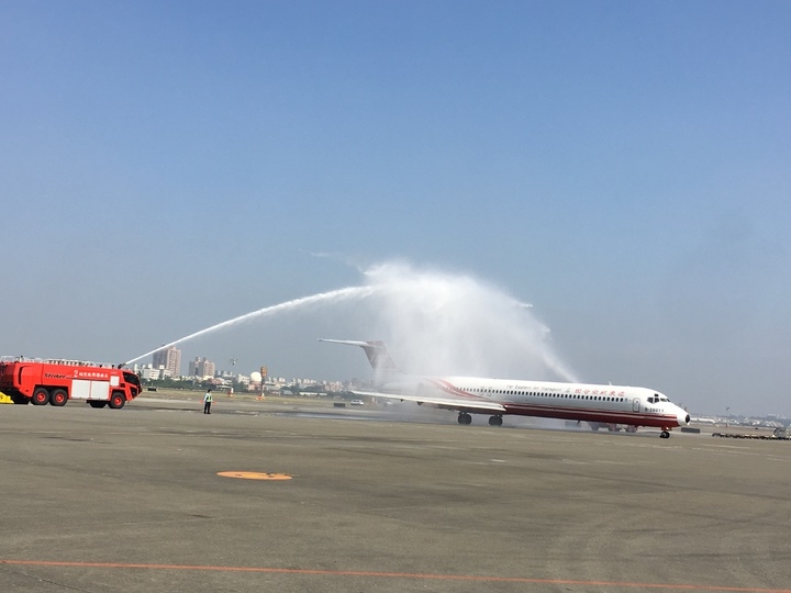 遠東航空「高雄—澳門」航線首航，班機接受灑水儀式。 圖：遠東航空提供