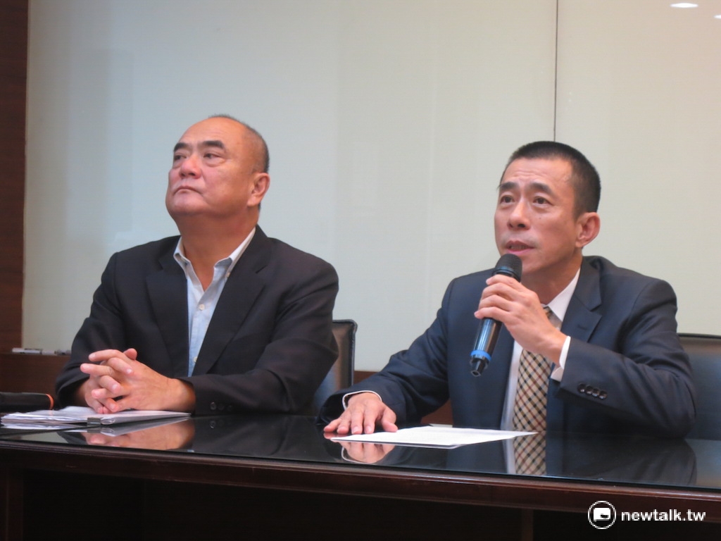 北市旅行商業同業公會2日上午召開記者會，理事長吳志健表示，據統計，經復航開票的散客、團體以及小三通票券約有4.8億，公會將派人協助復航加速退費程序。 圖：呂佳峻/攝