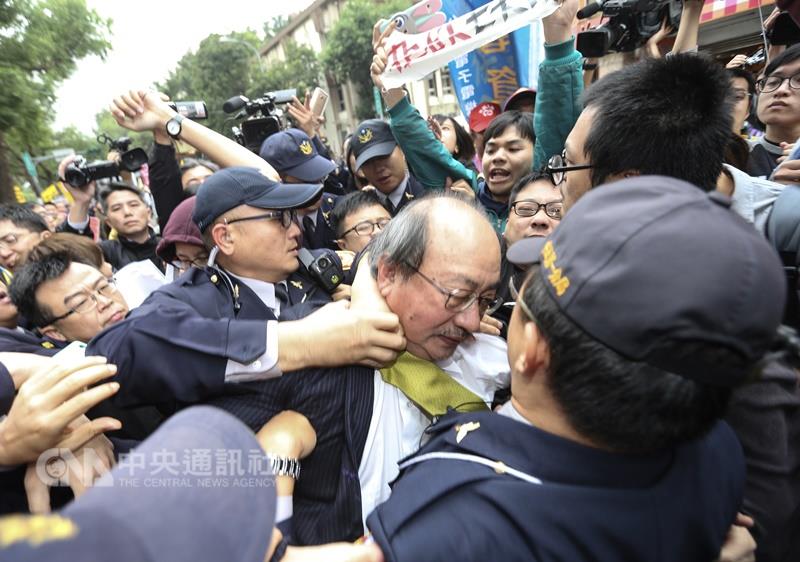 民進黨立法院黨團總召柯建銘2日在返回辦公室途中，遭到立法院週邊抗議勞基法修法的勞團包圍，發生衝突，最後在警方的護送下，返回議場。 圖：中央社
