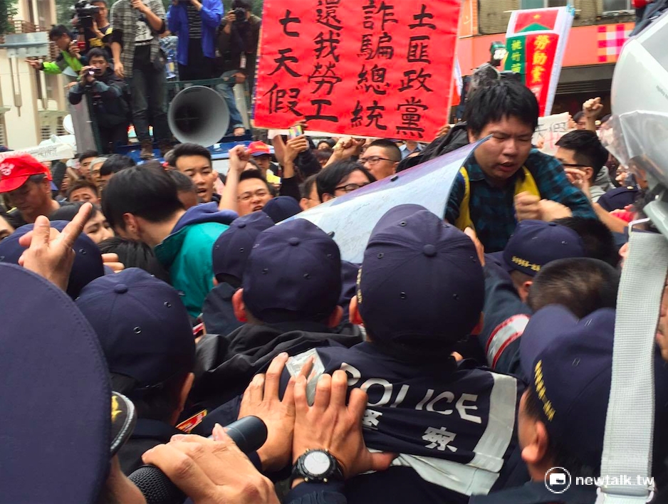 勞團成員於立法院外青島東路口，試圖衝撞警方防線。 圖：鄭佑漢/攝