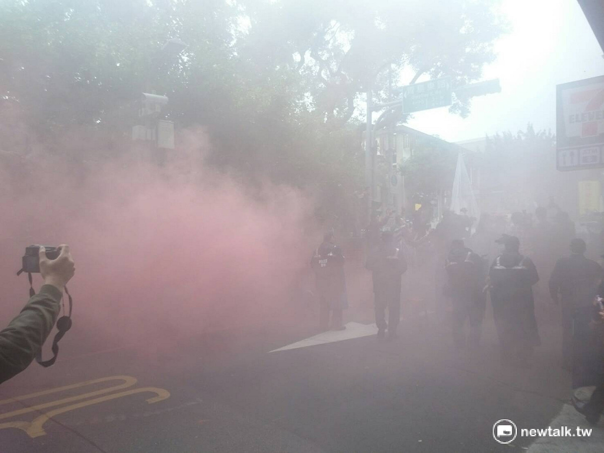 勞團抗議民進黨強闖《勞基法》修正案，並扔躑煙霧彈。 圖：鄭佑漢/攝
