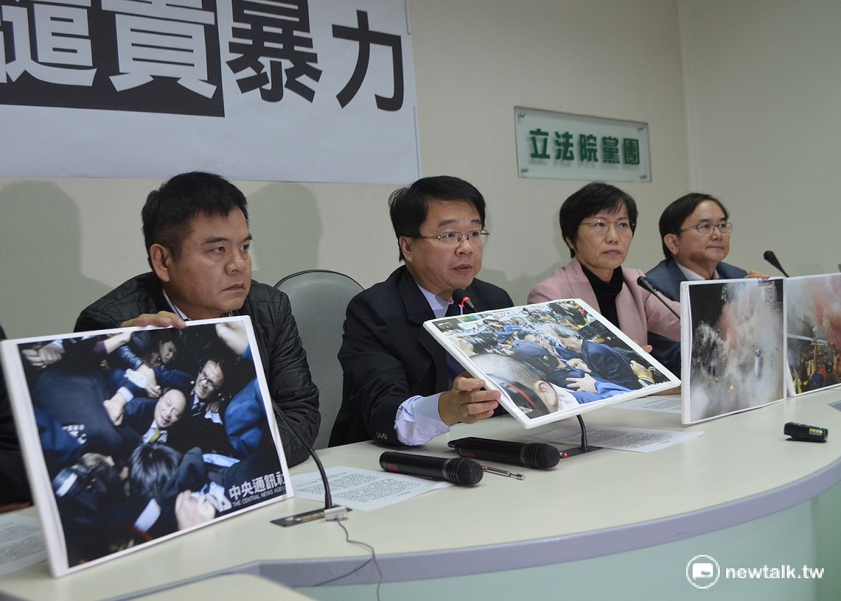 民進黨團召開記者會，譴責場外抗議的工鬥團體對民進黨團總召柯建銘施暴。 圖：柯昱安/攝