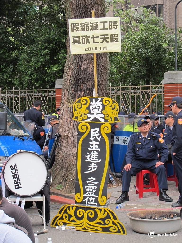 勞團在立法院青島東路出口設立民進黨靈位、並燒冥紙抗議。 圖：林朝億/攝