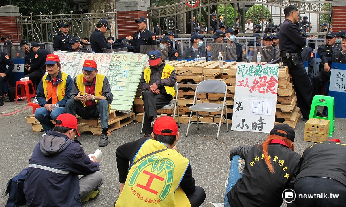 勞團與柯建銘、警方衝突後，下午1時30分左右約3、40名勞工靜坐在立法院青島東路旁。 圖：林朝億/攝