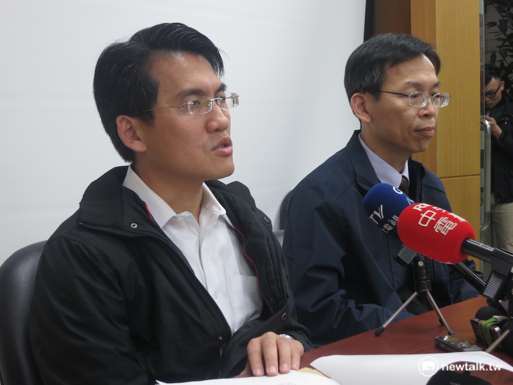 交通部民航局2日下午召開記者會，說明春節疏運計畫。圖為民航局長林國顯（右）與空運組組長韓振華（左）。 圖：呂佳峻/攝